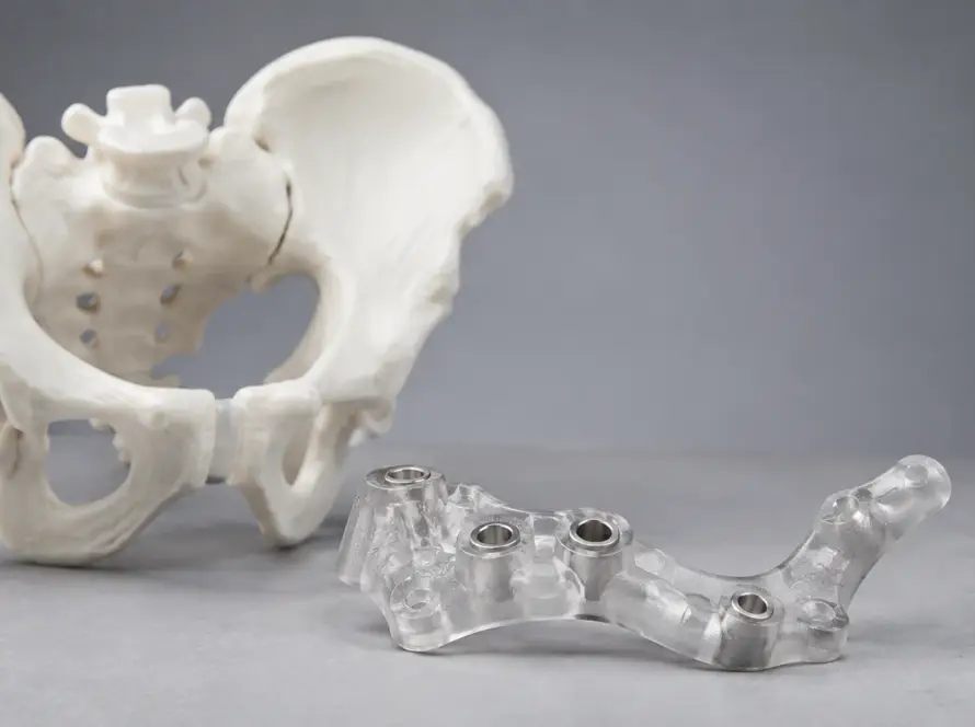 3D baski ile uretilmis anatomik kemik modeli ve cerrahi planlama icin hazirlanmis rehber aparat